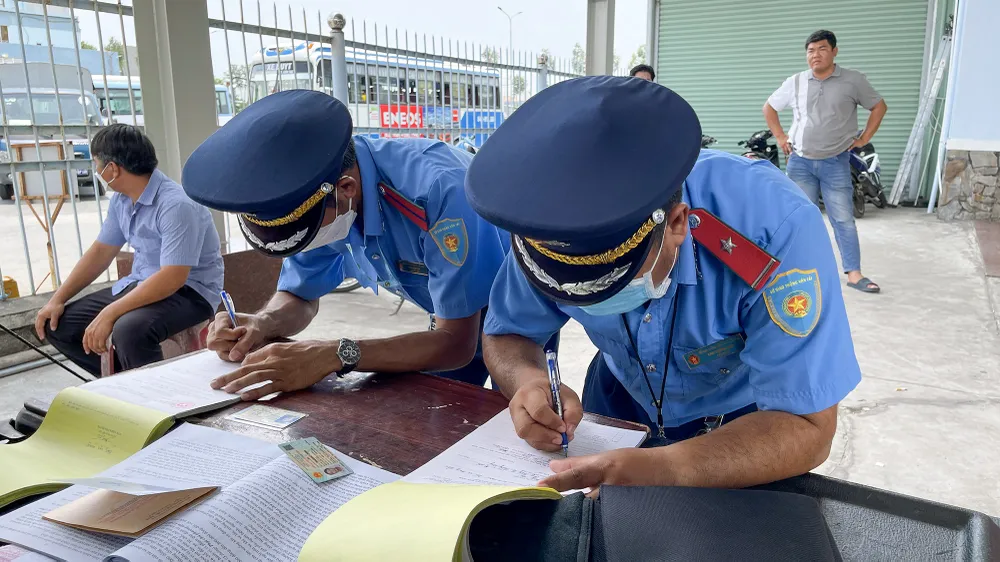 Sau khi kiểm tra, đoàn đã lập biên bản hai phương tiện với hành vi vi phạm điều khiển xe kinh doanh vận tải hành khách theo tuyến cố định, thu tiền vé nhưng không trao vé cho hành khách. Ảnh: CHÂU ANH