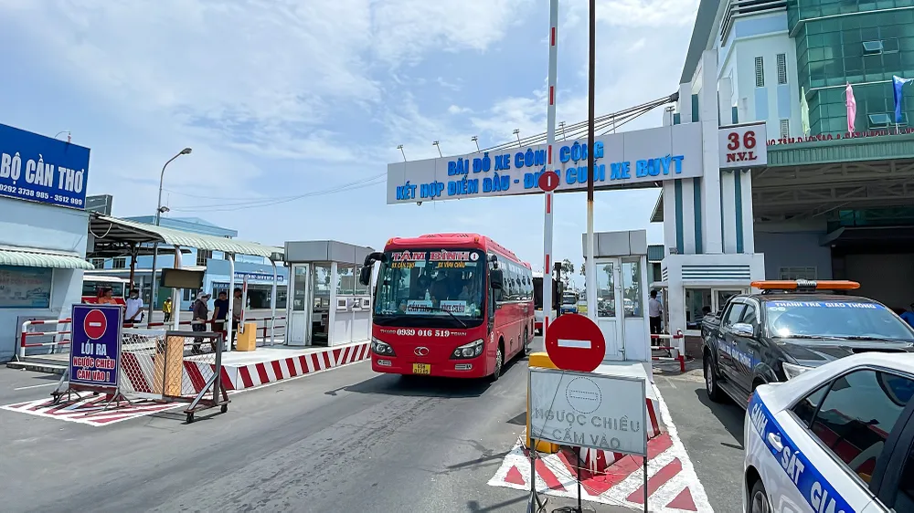 Đáng nói, cũng tại bãi đỗ xe công cộng kết hợp điểm đầu cuối xe buýt, đoàn ghi nhận có hai phương tiện chạy tuyến cố định nhưng lại đến đây để nhận hàng hóa. Ảnh: CHÂU ANH