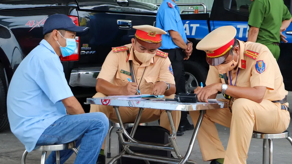 “Trên cơ sở đó, Ban ATGT TP cũng như đoàn kiểm tra liên ngành của Ban kiên quyết xử lý nghiêm những hành vi vi phạm đó. Trong thời gian tới, chúng tôi sẽ tiếp tục rà soát những cung đường, tuyến đường, đặc biệt là những cửa ngõ ra vào TP. Trong đó, tập trung tuần tra kiểm soát và kết hợp xử lý vi phạm về nồng độ cồn đối với các tài xế mà đặc biệt là đối với các tài xế vận chuyển hành khách” - ông Ngoan cho biết thêm. Ảnh: CHÂU ANH