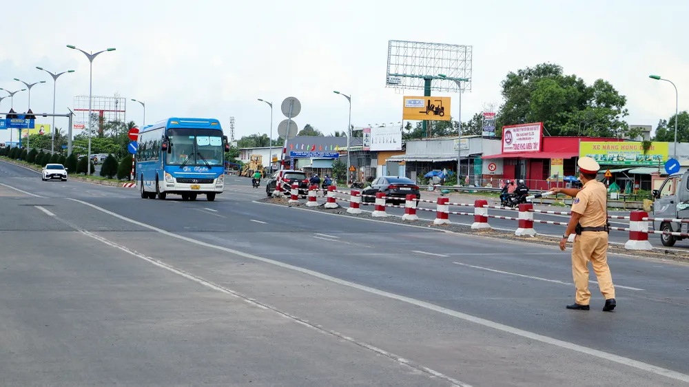 Cụ thể, trong đợt kiểm tra, ngày 30-4, tại Quốc lộ 1A, đoạn gần cầu Cần Thơ, đoàn đã ghi nhận một phương tiện của nhà xe B.N đã vi phạm sử dụng xe kinh doanh vận tải hành khách theo hợp đồng có niêm yết cụm từ “XE HỢP ĐỒNG” nhưng không làm bằng vật liệu phản quang theo quy định. Ảnh: CHÂU ANH