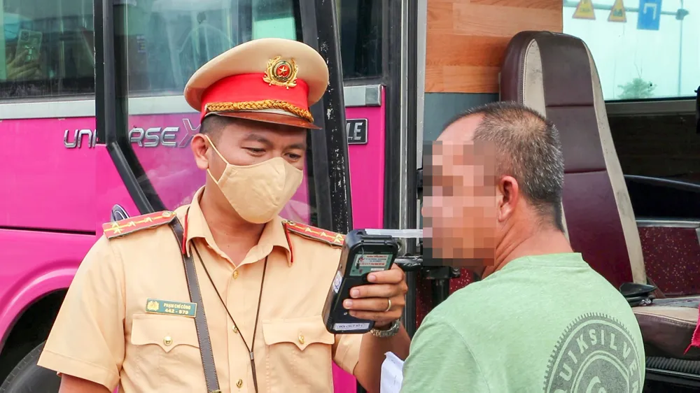 Ông Mai Minh Ngoan, Chánh Văn phòng Ban ATGT TP Cần Thơ cho biết trong thời gian nghỉ Lễ, để đảm bảo cho người dân đi lại an toàn, Ban ATGT TP đã chia nhỏ thành nhiều tổ công tác tuần tra, kiểm soát và xử lý những hành vi vi phạm đối với những chủ phương tiện, người điều khiển phương tiện. Đánh giá sơ bộ qua đợt kiểm tra, ông Ngoan nhận định còn nhiều phương tiện, đặc biệt là các xe hợp đồng, xe vận chuyển hành khách vi phạm các lỗi như: thiếu giấy tờ, hợp đồng, danh sách của hành khách... Ảnh: CHÂU ANH