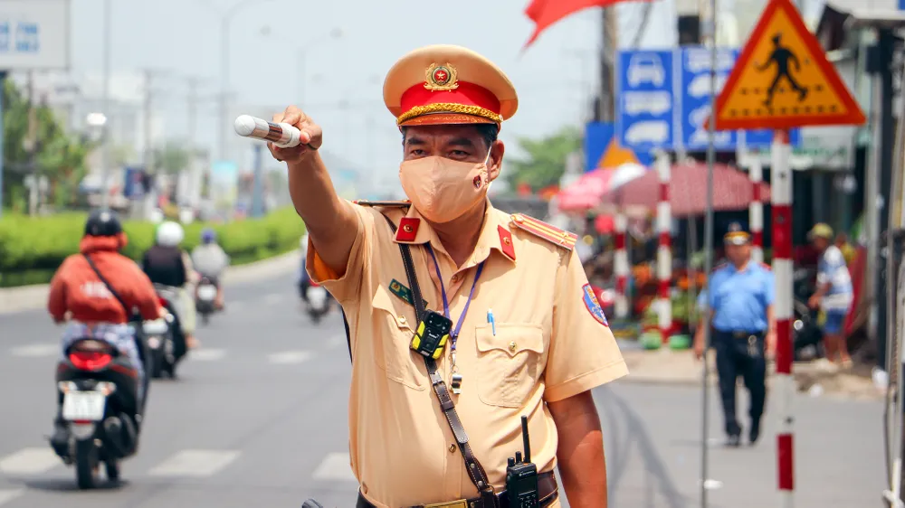 Cùng ngày, trên đường Nguyễn Văn Linh (đoạn trước bãi đỗ xe công cộng kết hợp điểm đầu cuối xe buýt) đoàn đã lập biên bản một phương tiện vận tải tuyến cố định với hành vi vi phạm điều khiển xe vận chuyển hành khách không có nhân viên phục vụ trên xe đối với những xe quy định phải có nhân viên phục vụ. Ảnh: CHÂU ANH