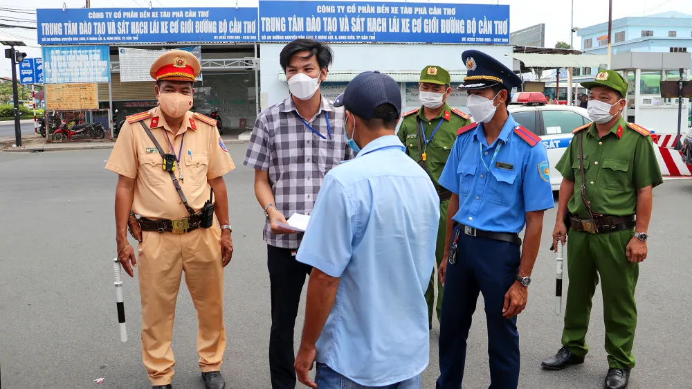 Đại diện đoàn liên ngành cũng đã giải thích rõ cho chủ xe và người điều khiển hiểu đây là bến đầu cuối xe buýt, do đó, xe tuyến cố định đến đây nhận hàng hóa hoặc đón trả khách là sai quy định. Ảnh: CHÂU ANH