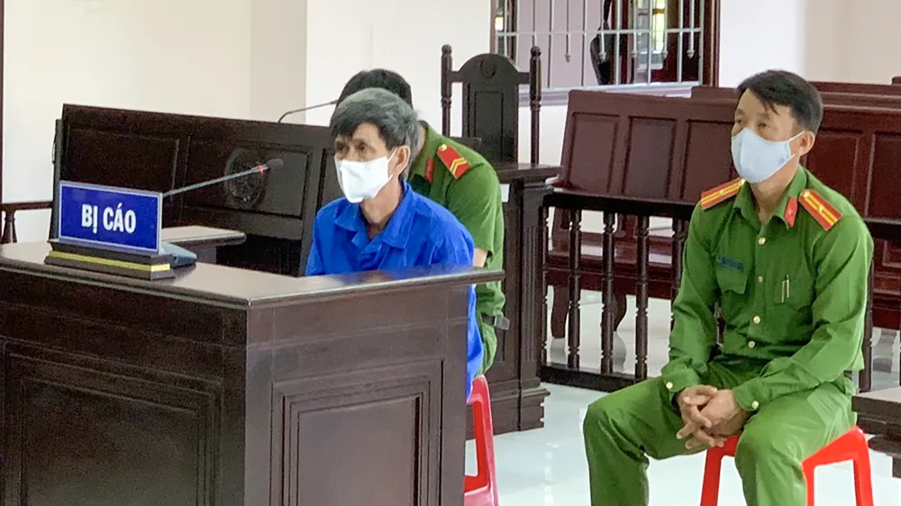 Bị cáo Trần Văn Huệ bị tuyên phạt 8 năm tù tội giết người. Ảnh: BẢO BẢO