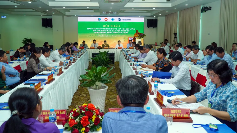 Nhiều tham luận liên quan đến các giải pháp phát triển kinh tế - xã hội bền vững đối với đồng bào dân tộc thiểu số được trình bày tại Hội thảo. Ảnh: TRUNG TIẾN Nhiều tham luận liên quan đến các giải pháp phát triển kinh tế - xã hội bền vững đối với đồng bào dân tộc thiểu số được trình bày tại Hội thảo. Ảnh: TRUNG TIẾN