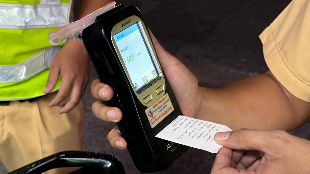 Kết quả kiểm tra, người đàn ông &quot;không thấy lực lượng công an&quot; có nồng độ cồn trong hơi thở đo được là 0,569 mg/l. Ảnh: CHÂU ANH