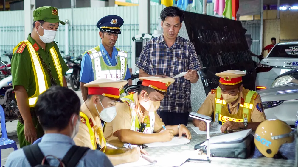 Lực lượng chức năng đã tiến hành lập biên bản tạm giữ xe máy và giấy phép lái xe của người này. Ảnh: CHÂU ANH