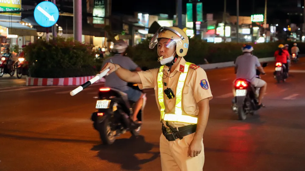 Ban ATGT TP Cần Thơ lập đoàn liên ngành ra quân kiểm tra, xử lý các hành vi vi phạm liên quan rượu bia trên địa bàn TP. Ảnh: CHÂU ANH