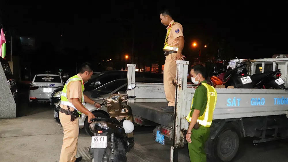 Đoàn liên ngành vẫn kiên quyết lập biên bản, xử lý nghiêm. Ảnh: CHÂU ANH