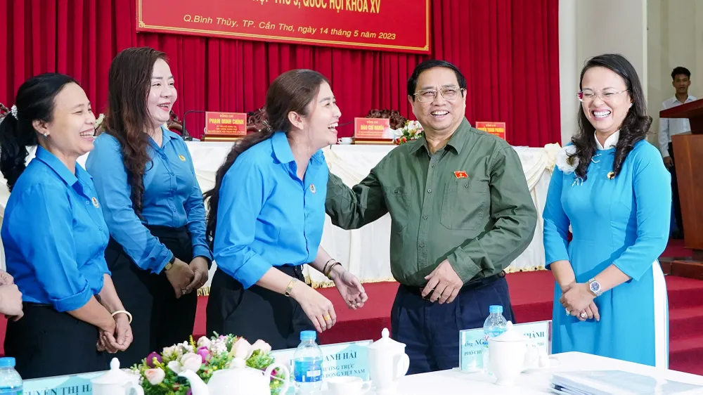 Cử tri là công nhân đã kiến nghị nhiều vấn đề, trong đó có việc bị các đối tượng cho vay tín dụng đen làm phiền, việc tính lượng nên đảm bảo tích lũy được... Ảnh: PHƯƠNG QUANG Cử tri là công nhân đã kiến nghị nhiều vấn đề, trong đó có việc bị các đối tượng cho vay tín dụng đen làm phiền, việc tính lượng nên đảm bảo tích lũy được... Ảnh: PHƯƠNG QUANG