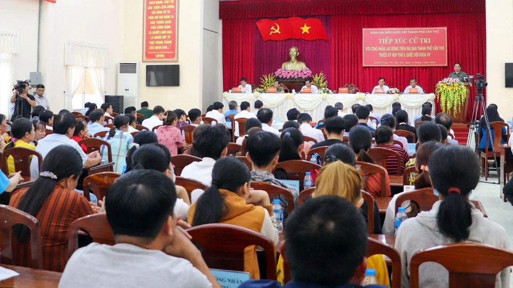 Thủ tướng Phạm Minh Chính cùng Đoàn ĐBQH Cần Thơ tiếp xúc cử tri là công nhân lao động và DN trên địa bàn TP. Ảnh: TIẾN TRINH Thủ tướng Phạm Minh Chính cùng Đoàn ĐBQH Cần Thơ tiếp xúc cử tri là công nhân lao động và DN trên địa bàn TP. Ảnh: TIẾN TRINH