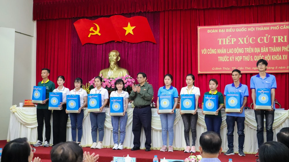 Dịp này, Thủ tướng Phạm Minh Chính và đoàn ĐBQH TP Cần Thơ đã trao 300 phần quà cho các công đoàn viên và công nhân lao động có hoàn cảnh khó khăn. Ảnh: TIẾN TRINH Dịp này, Thủ tướng Phạm Minh Chính và đoàn ĐBQH TP Cần Thơ đã trao 300 phần quà cho các công đoàn viên và công nhân lao động có hoàn cảnh khó khăn. Ảnh: TIẾN TRINH