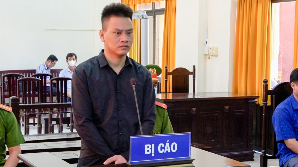 Bị cáo Nguyễn Văn Vương bị tuyên phạt 14 năm 6 tù với bốn tội danh. Ảnh: VĂN VŨ