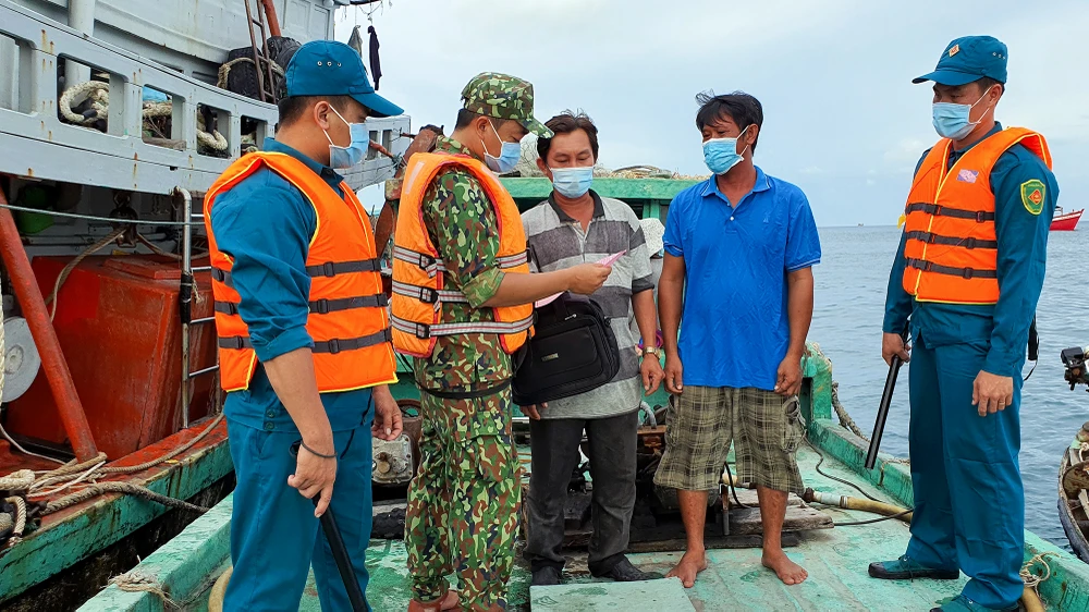 UBND tỉnh Kiên Giang yêu cầu tăng cường công tác thông tin truyền thông, đa dạng hóa các hình thức tuyên truyền, tập huấn cho cộng đồng ngư dân và các tổ chức, cá nhân có liên quan quy định về chống khai thác IUU. Ảnh minh họa: CHÂU ANH UBND tỉnh Kiên Giang yêu cầu tăng cường công tác thông tin truyền thông, đa dạng hóa các hình thức tuyên truyền, tập huấn cho cộng đồng ngư dân và các tổ chức, cá nhân có liên quan quy định về chống khai thác IUU. Ảnh minh họa: CHÂU ANH