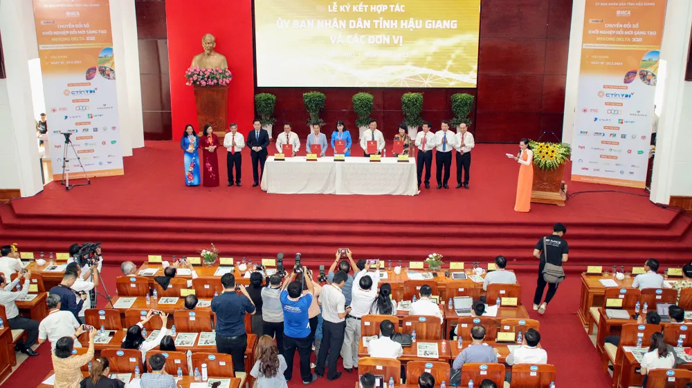 Dịp này, UBND tỉnh Hậu Giang đã ký kết hợp tác thúc đẩy các hoạt động khởi nghiệp đổi mới sáng tạo với nhiều đơn vị. Ảnh: CHÂU ANH Dịp này, UBND tỉnh Hậu Giang đã ký kết hợp tác thúc đẩy các hoạt động khởi nghiệp đổi mới sáng tạo với nhiều đơn vị. Ảnh: CHÂU ANH