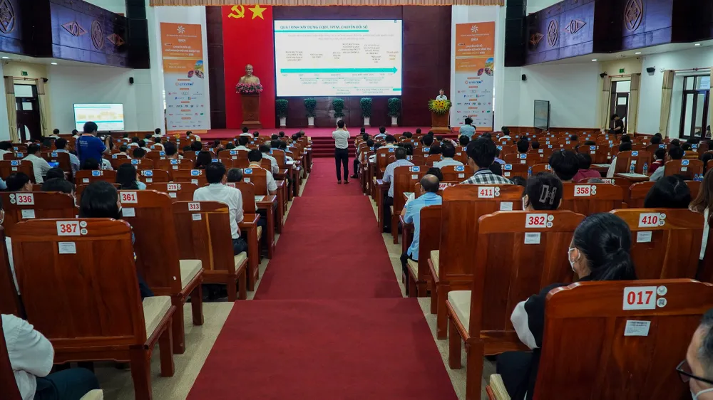 Tại các Hội thảo, các đại biểu đã nghe các tham luận về kết quả, lợi ích trong chuyển đổi số ở các địa phương. Ảnh: THÀNH THẬT