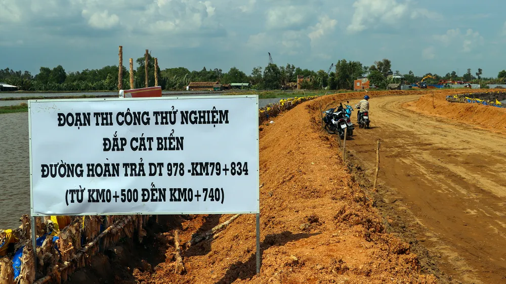 Bộ GTVT đang triển khai thi công thử nghiệm cát biển sử dụng cho các dự án hạ tầng giao thông khu vực ĐBSCL, dự kiến sẽ có kết quả đánh giá vào cuối năm 2023. Ảnh: CHÂU ANH