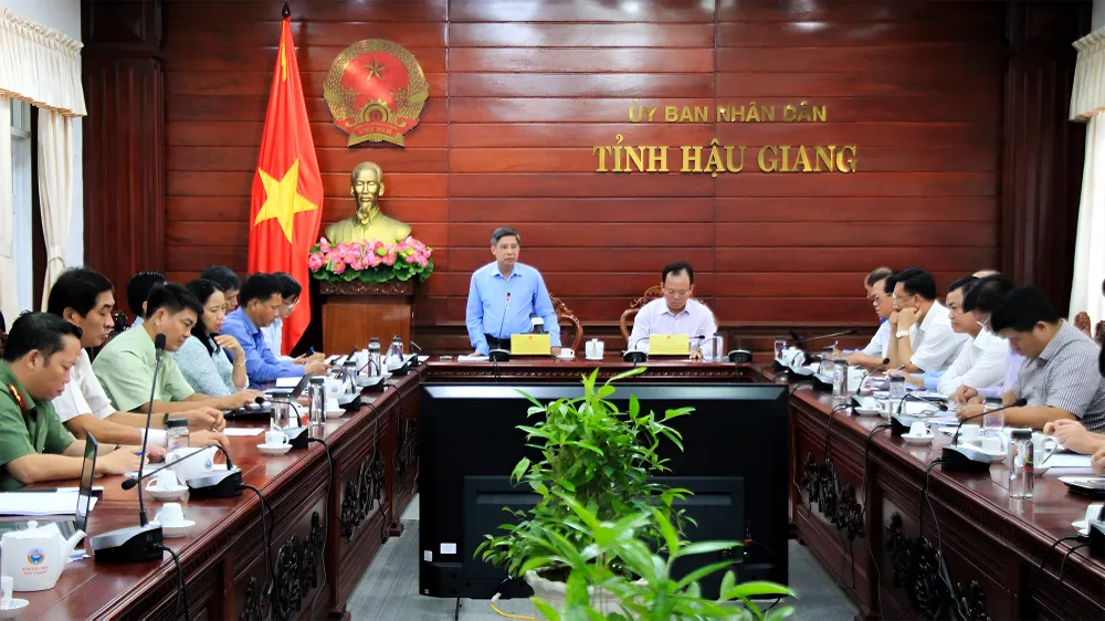 Chủ tịch UBND tỉnh Hậu Giang yêu cầu khẩn trương hoàn thành các khu tái định dự, di dời các công trình hạ tầng kỹ thuật và tiếp tục vận động các hộ dân bàn giao mặt bằng cho dự án cao tốc Cần Thơ - Cà Mau. Ảnh: NGUYỄN HẰNG