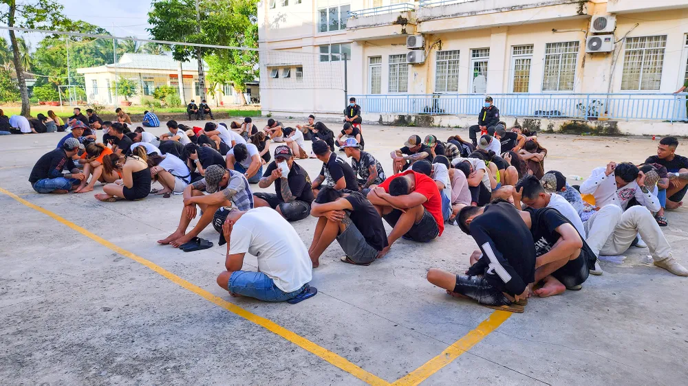 Những người còn lại được bàn giao về Công an địa phương để tiếp tục xử lý theo quy định. Ảnh: VĂN VŨ Những người còn lại được bàn giao về Công an địa phương để tiếp tục xử lý theo quy định. Ảnh: VĂN VŨ