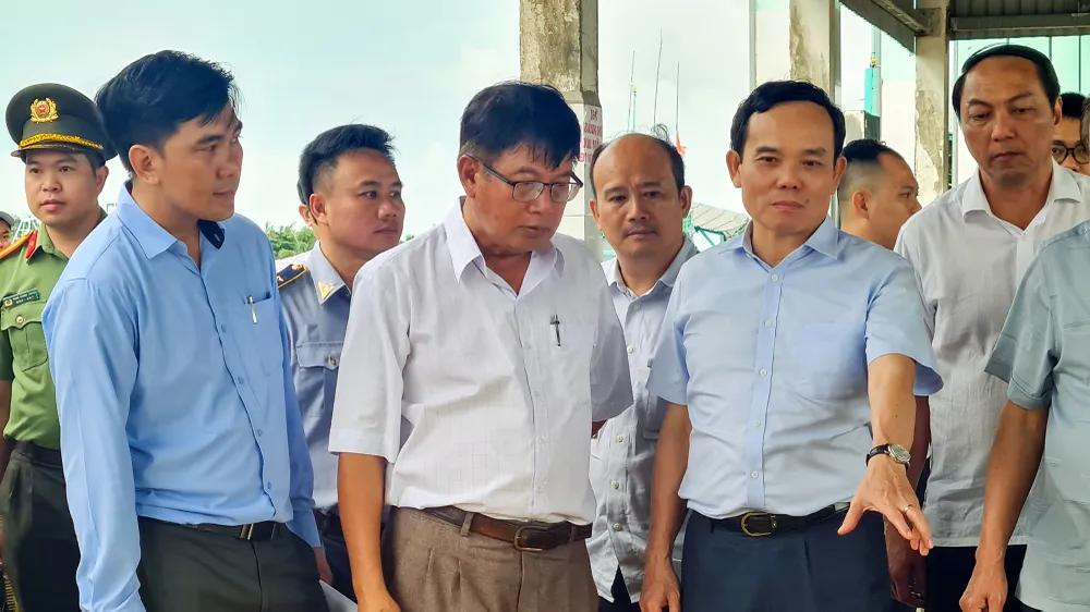 Phó Thủ tướng đề nghị UBND tỉnh Kiên Giang và các ngành chức năng cần phối hợp tốt hơn nữa, có nhiều giải pháp hiệu quả hơn, không để cho tàu cá vi phạm vùng biển nước ngoài. Ảnh: HIẾU LÂM