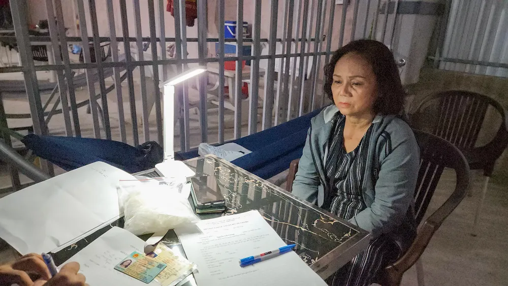 Nghi can Trịnh Thị Bạch Cúc từng bị tuyên án chung thân tội vận chuyển trái phép chất ma túy, vừa được tha tù trước thời hạn hồi tháng 1-2023 thì bị bắt giữ. Ảnh: VĂN VŨ Nghi can Trịnh Thị Bạch Cúc từng bị tuyên án chung thân tội vận chuyển trái phép chất ma túy, vừa được tha tù trước thời hạn hồi tháng 1-2023 thì bị bắt giữ. Ảnh: VĂN VŨ