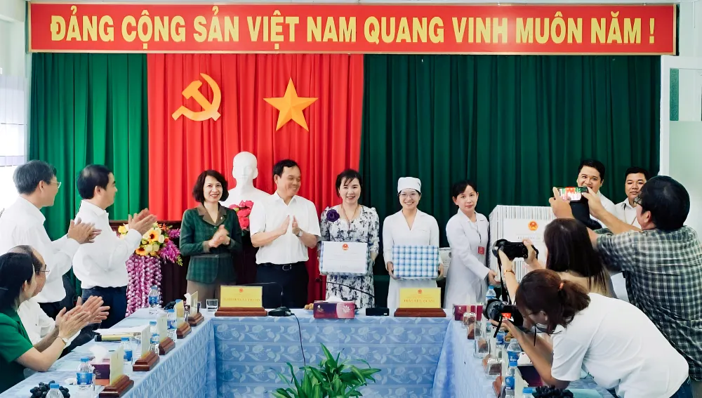Phó Thủ tướng Trần Lưu Quang tặng quà, động viên bác sĩ, cán bộ y tế tại Trung tâm y tế TP Ngã Bảy, tỉnh Hậu Giang. Ảnh: BẢO TOÀN