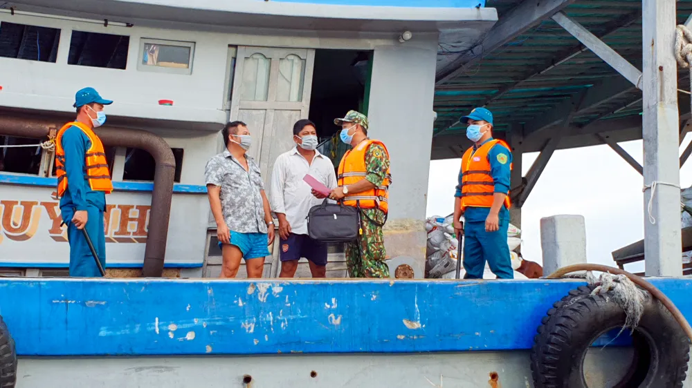 Thời gian qua, các lực lượng, các sở, ngành và các địa phương liên quan thường xuyên tổ chức đợt tuyên truyền, phổ biến, giáo dục pháp luật và cấp phát tờ rơi, tờ bướm về chống khai thác IUU cho ngư dân, chủ tàu, thuyền trưởng. Ảnh: CHÂU ANH