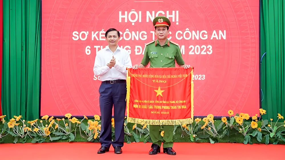 Ông Trần Văn Lâu, Chủ tịch Ủy ban nhân dân tỉnh trao Cờ thi đua Chính phủ cho Công an huyện Kế Sách. Ảnh: CA