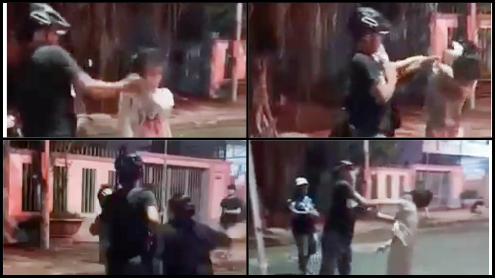 Đi cùng nam thanh niên còn có một người nữ khác, trong lúc nói chuyện, người này dùng nón bảo hiểm đánh nhiều cái vào đầu nạn nhân. Ảnh cắt từ video.