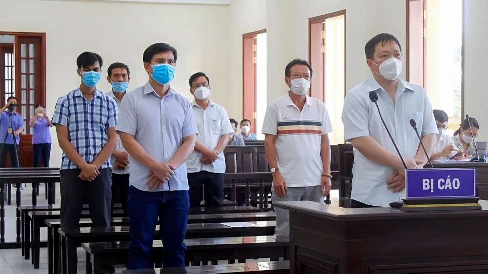 Tháng 1-2022, xử sơ thẩm, TAND TP Cần Thơ tuyên cả sáu bị cáo không phạm tội, sau đó, VKSND cùng cấp có kháng nghị, đề nghị hủy án sơ thẩm để xét xử lại. Ảnh: NHẪN NAM Tháng 1-2022, xử sơ thẩm, TAND TP Cần Thơ tuyên cả sáu bị cáo không phạm tội, sau đó, VKSND cùng cấp có kháng nghị, đề nghị hủy án sơ thẩm để xét xử lại. Ảnh: NHẪN NAM