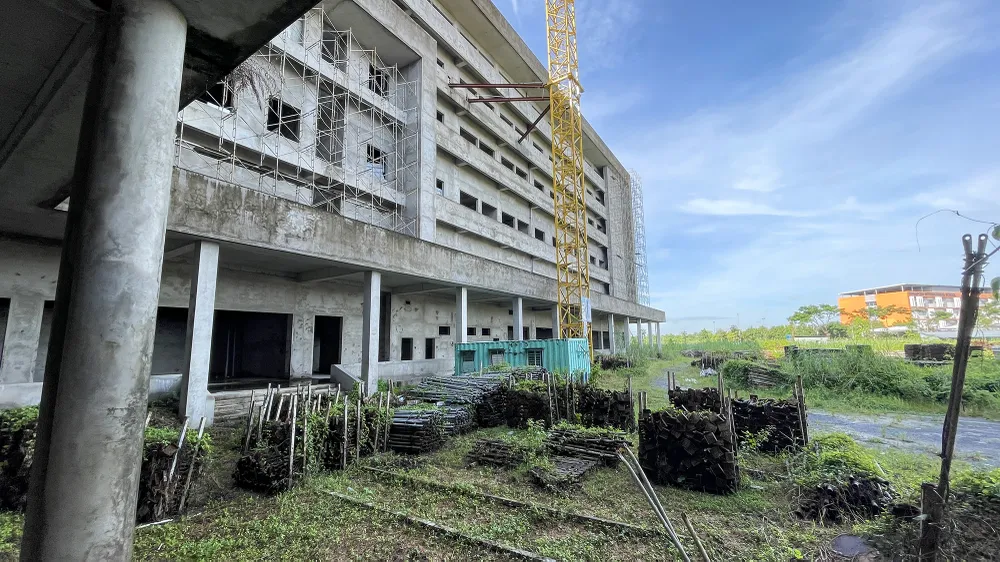 Đến nay tổng giá trị khối lượng liên danh nhà thầu đã thực hiện ước đạt khoảng 21% so với tổng giá trị khối lượng theo hợp đồng dự án xây dựng bệnh viện Ung bướu Cần Thơ. Ảnh: CHÂU ANH