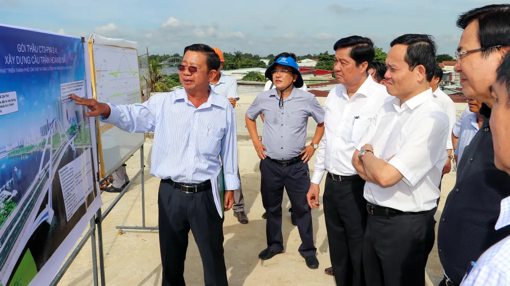 Dự án cầu Trần Hoàng Na thuộc dự án phát triển TP Cần Thơ và tăng cường khả năng thích ứng của đô thị khởi công hồi tháng 9-2020, hết hạn thực hiện hợp đồng vào ngày 18-7-2023, dự kiến gia hạn đến tháng 11-2023. Ảnh: CHÂU ANH