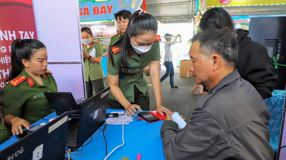 Gian hàng là sự sáng tạo của Công an tỉnh Hậu Giang trong triển khai thực hiện Đề án 06 của Chính phủ. Ảnh: HOÀI XUYÊN