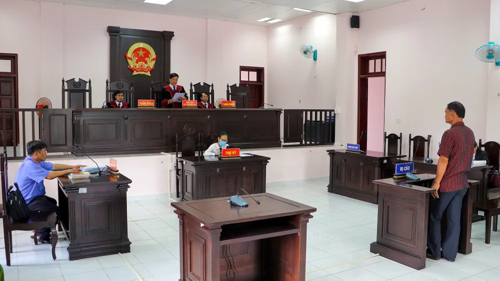 Xử sơ thẩm, TAND TP Vị Thanh tuyên bị cáo Nguyễn Văn Thảo phạm tội sản xuất, buôn bán hàng giả và phạt 500 triệu đồng. Đến tháng 6, xử phúc thẩm, TAND tỉnh Hậu Giang tuyên hủy bản án vì cho rằng cấp sơ thẩm điều tra không đầy đủ, dẫn đến sai lầm nghiêm trọng trong việc áp dụng pháp luật. Ảnh: CHÂU ANH