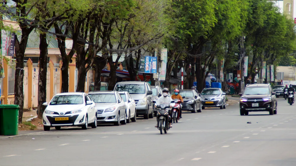 Trong dự thảo đề án thu phí đỗ xe tại một số tuyến đường của Sở GTVT TP, ở giai đoạn thí điểm có bảy tuyến đường trên địa bàn quận Ninh Kiều sẽ áp dụng với mức từ 15.000-20.000 đồng/phương tiện/60 phút, từ giờ thứ năm trở đi, mức phí là từ 25.000-30.000 đồng/phương tiện/60 phút. Ảnh: CHÂU ANH