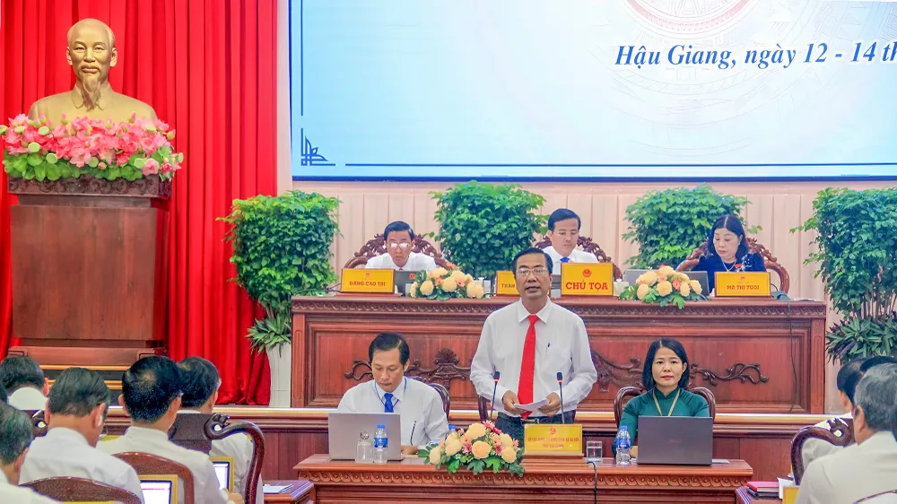 Ông ông Trần Thanh Liêm, Giám đốc Sở LĐ-TB&XH tỉnh Hậu Giang trả lời đại biểu tại phiên chất vấn, trả lời chất vấn của HĐND tỉnh Hậu Giang. Ảnh: BẢO BẢO Ông ông Trần Thanh Liêm, Giám đốc Sở LĐ-TB&XH tỉnh Hậu Giang trả lời đại biểu tại phiên chất vấn, trả lời chất vấn của HĐND tỉnh Hậu Giang. Ảnh: BẢO BẢO