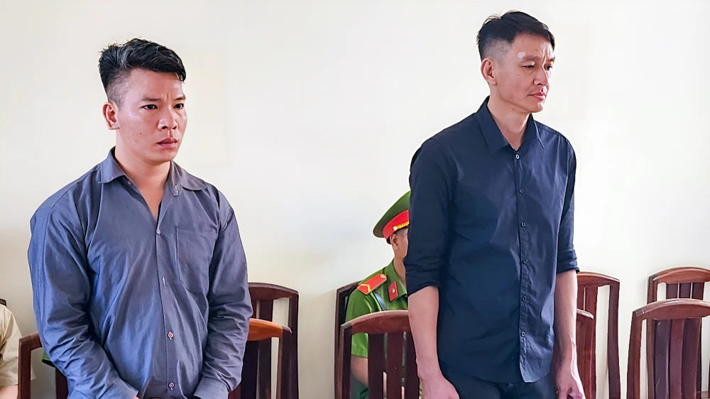 Hai bị cáo tại phiên tòa. Ảnh: VĂN VŨ