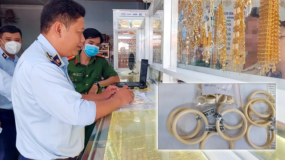 Ngày 11-5, kiểm tra hai DN kinh doanh trang sức mỹ nghệ trên địa bàn huyện Vĩnh Thuận, lực lượng QLTT tỉnh Kiên Giang phát hiện các DN đang kinh doanh các sản phẩm thủ công mỹ nghệ nghi vấn làm từ ngà voi. Ảnh: DMS