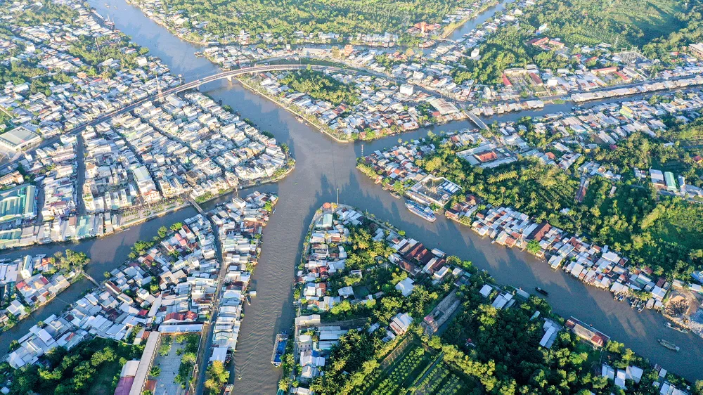 Nghị quyết cũng xác định ưu tiên phát triển nâng tầm các trung tâm đô thị TP Vị Thanh, TP Ngã Bảy và thị xã Long Mỹ (Trong ảnh: TP Ngã Bảy nhìn từ trên cao). Ảnh: CHÂU ANH