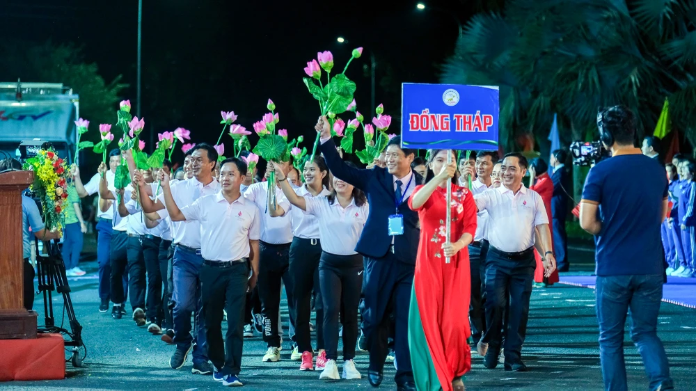Các đoàn tham gia đại hội thể thao ĐBSCL diễu hành tại Lễ khai mạc. Ảnh: TRƯƠNG TIẾN