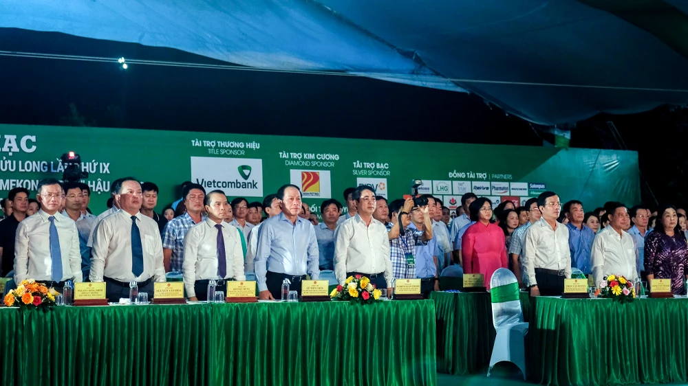 Tham dự Lễ khai mạc có đại diện Bộ VH-TT&amp;DL cùng lãnh đạo nhiều địa phương ĐBSCL, ông Lê Tiến Châu, Bí thư Thành ủy Hải Phòng, nguyên Bí thư Tỉnh ủy Hậu Giang về tham dự. Ảnh: TRƯƠNG TIẾN