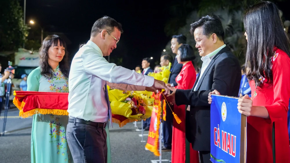 Ban Tổ chức tặng hoa và cờ cho các đoàn vận động viên tham gia đại hội thể thao ĐBSCL. Ảnh: TRƯƠNG TIẾN