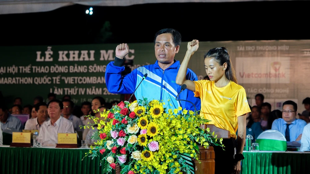 Đại diện vận động viên tuyên thệ tại Lễ khai mạc. Ảnh: TRƯƠNG TIẾN