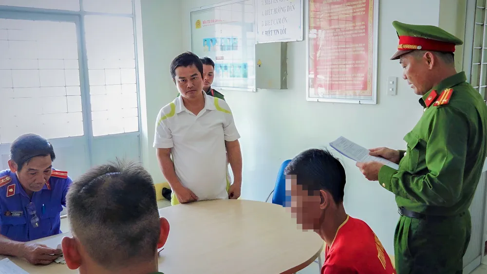 Bị can Nguyễn Việt Phong sau khi thu hồi công nợ của khách hàng không nộp về công ty mà chiếm đoạt tiêu xài cá nhân. Ảnh: HẢI ĐĂNG