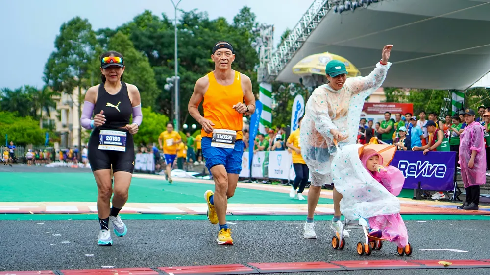 Gia đình ta cùng nhau về đích. Ảnh: NGUYỄN DƯƠNG Gia đình ta cùng nhau về đích. Ảnh: NGUYỄN DƯƠNG