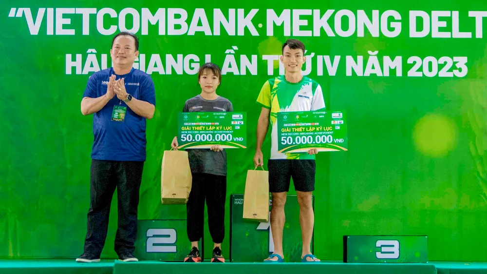 Ở cự ly 42km nam, nữ hai runner Hoàng Nguyên Thanh và Lê Thị Tuyết đã phá kỷ lục. Ảnh: NGUYỄN DƯƠNG Ở cự ly 42km nam, nữ hai runner Hoàng Nguyên Thanh và Lê Thị Tuyết đã phá kỷ lục. Ảnh: NGUYỄN DƯƠNG