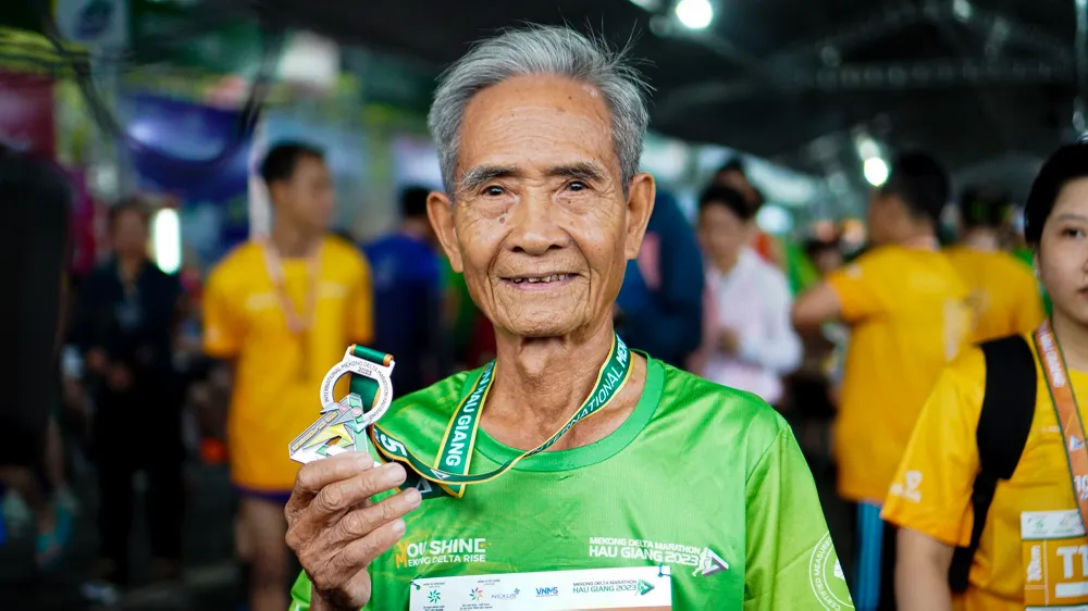 Cụ ông U90 ngụ TP Vị Thanh, tỉnh Hậu Giang phấn khởi "khoe" thành tích sau khi hoàn thành cự ly 5km. Ảnh: THÀNH THẬT Cụ ông U90 ngụ TP Vị Thanh, tỉnh Hậu Giang phấn khởi "khoe" thành tích sau khi hoàn thành cự ly 5km. Ảnh: THÀNH THẬT