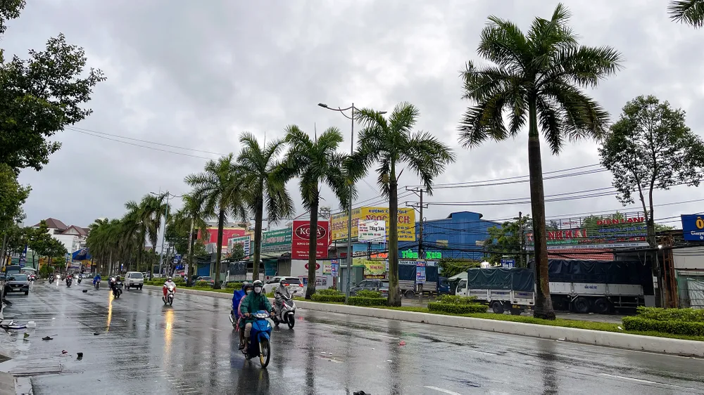 Ảnh hưởng của bão số 1, từ khoảng 3 giờ sáng đến chiều 17-7, trên địa bàn TP Cần Thơ xảy ra nhiều cơn mưa lớn kéo dài. Ảnh: CHÂU ANH