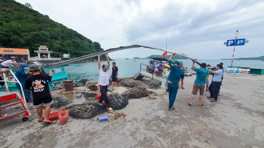 Hiện trường vụ sập nhà chờ tại bến cảng cặp tàu cao tốc khiến bốn người thương vong xảy ra ở xã An Sơn (huyện Kiên Hải, tỉnh Kiên Giang). Ảnh: TUẤN THY