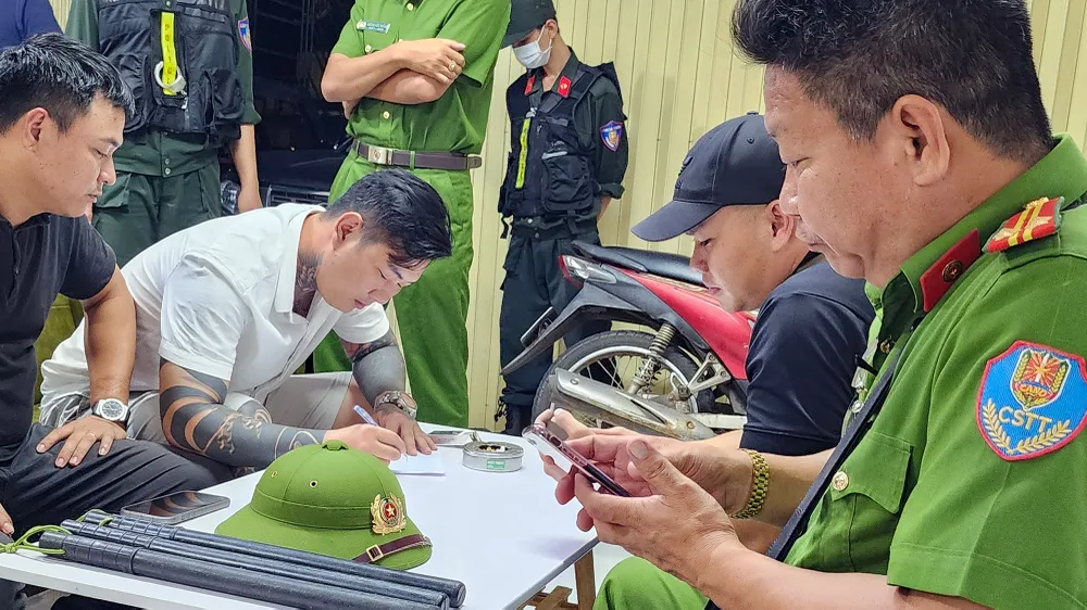 Tại thời điểm kiểm tra, ông Phan Hoàng Dương, Phó Giám đốc công ty, không xuất trình được các giấy tờ liên quan đến hoạt động của công ty. Ảnh: CACC